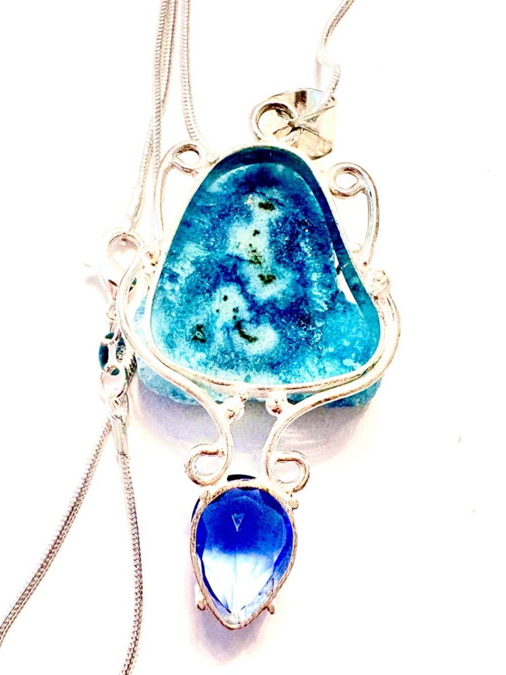 Beautiful, natural , Solar Quartz and faceted Blue Toaz on a silver chain. - Picture 4 of 4